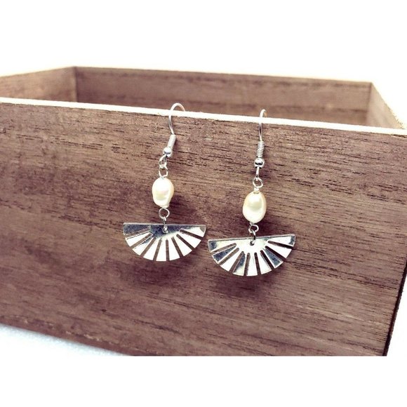 Simple pearl Earrings - Picture 10 of 12